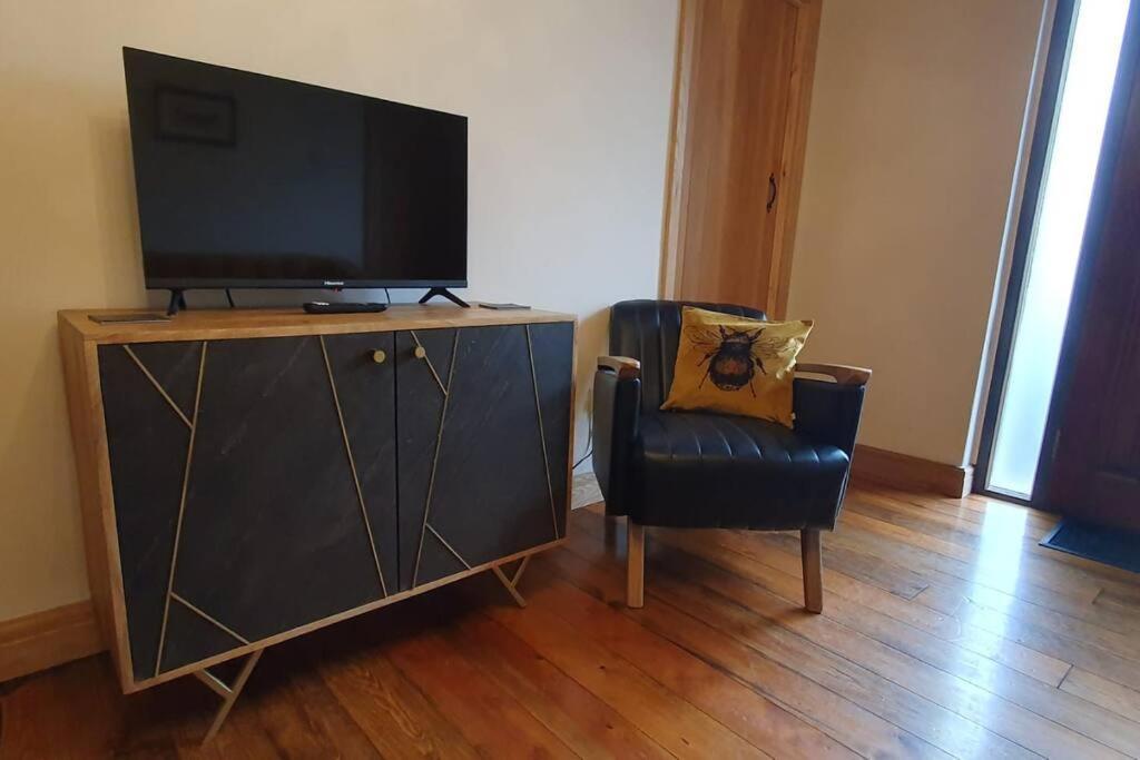 Ty Taf 2 Bed Cottage With Deck & Easy Transport Links Cardiff Zewnętrze zdjęcie