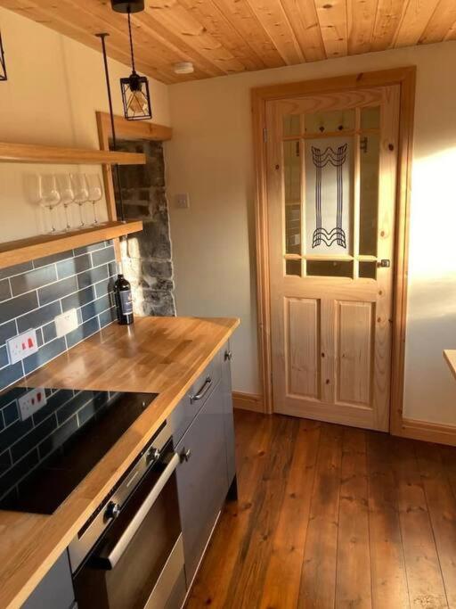 Ty Taf 2 Bed Cottage With Deck & Easy Transport Links Cardiff Zewnętrze zdjęcie