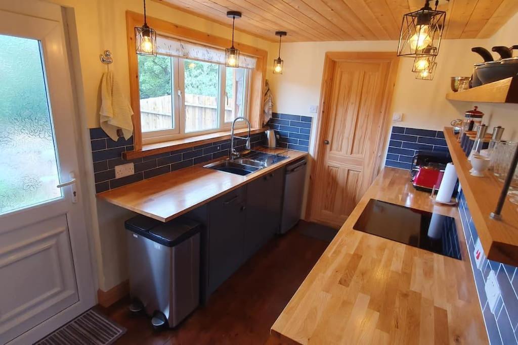 Ty Taf 2 Bed Cottage With Deck & Easy Transport Links Cardiff Zewnętrze zdjęcie